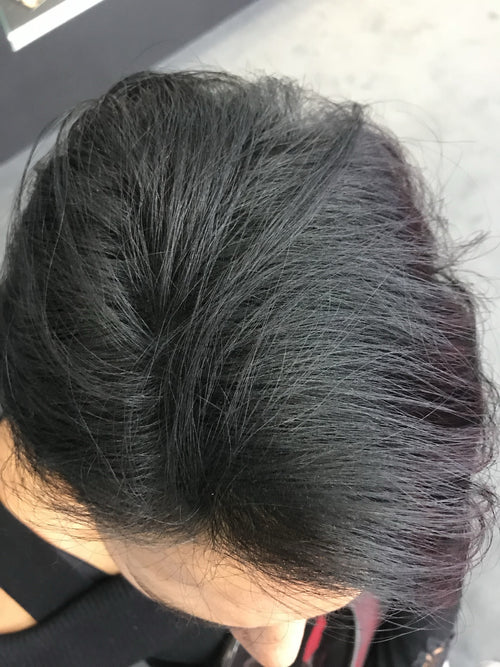 Foto dopo l'applicazione di fibre di cheratina su capelli donna